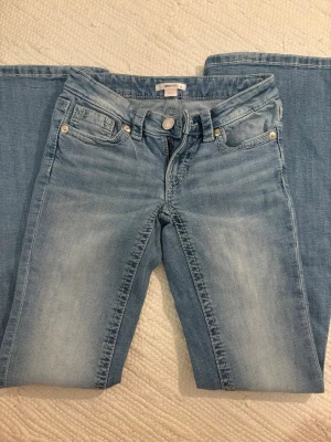 ljusblåa lågmidjade jeand - super coola lågmidjade jeans från gina young med detaljer på bakfickan! aldrig använda 