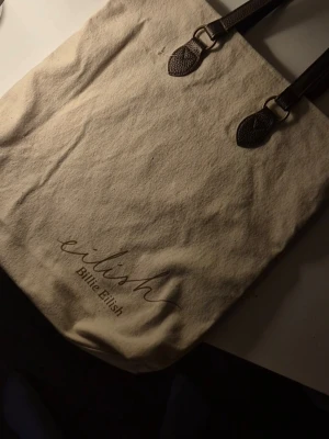Billie eilish tote bag - En snygg, stilren tote bag för dig som gillar Billie Eilish. Denna tote bag såldes under en kort tid 2022 tillsamans med hennes första parfym lansering. Fanns ett limiterat antal av dessa vilket gör dem mer ovanliga att se. Använd två gånger