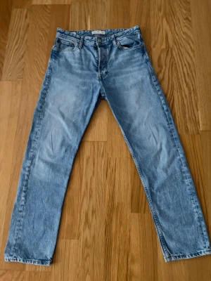 Jack&jones Chris - Snygga ljusblå jeans med snygga fades. Strl 28/30. Säljer pga för små.  