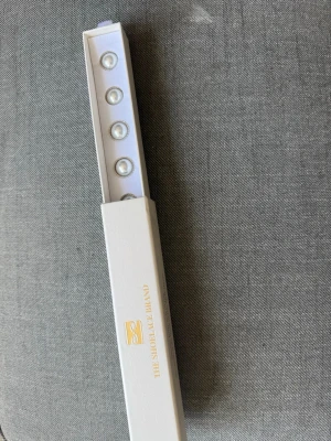 Knappöverdrag - Säljer ett set med fem runda, silvriga skosmycken i en elegant vit ask från The Shoelace Brand. Perfekta för att ge dina sneakers en personlig touch. Kommer i originalförpackning med gulddetaljer på asken.  1 set för 200 eller 2 för 295