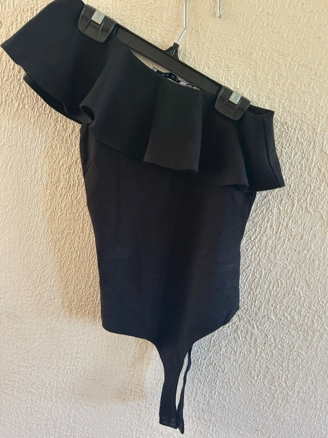 Svart one shoulder body med volang