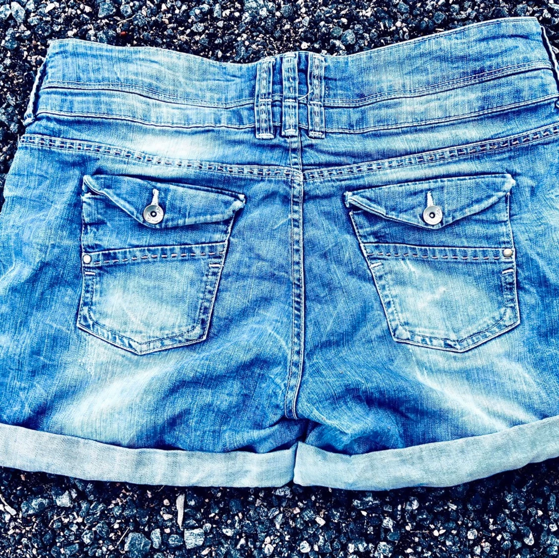 Snygga denimshorts i femficksmodell med fina detaljer från Lindex! - 2