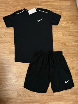 Nike Miller set  - Snyggt svart Nike Miller i storleken M både shorts och t shirt! Storleken är liten skulle säga passar som S