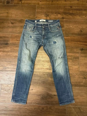 Replay anbass jeans blå  - Slimfit på mig som är 180cm o väger 72kg storlek w30