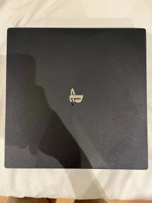 PlayStation 4 Pro svart konsol - Säljer en svart PlayStation 4 Pro. fungerar utmärkt, kommer med 2 handkontroller, laddare och en kabel till konsollen.