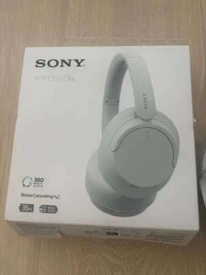 Sony WH-CH720N trådlösa hörlurar - Sony WH-CH720N är trådlösa over-ear hörlurar i matt vit färg med mjuka, vadderade kåpor. De har aktiv brusreducering, 35 timmars batteritid och stöd för 360 Reality Audio. Perfekta för musik, gaming eller videosamtal. Pris kan alltid diskuteras!😊