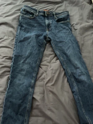 Jack and Jones jeans  - Jack and Jones jeans i bra skick och i storlek 30:34 säljer dessa då det inte passar mig längre vid några funderingar är det bara att höra av sig :)