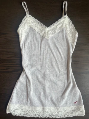 Hollister linne  - Jättefint linne med spetts från Hollister i storlek S. Bara använd några gånger. 