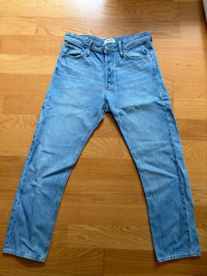 Jack&Jones chris - Jack&Jones relaxad chris. Strl 31/30.