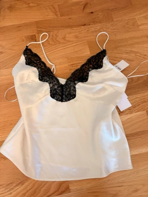 Satin linne - Helt nytt satin linne från gina tricot som aldrig är använt🥰🙌