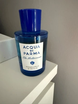 Acqua di Parma Blu Mediterraneo parfym - Fräsch parfym från Acqua di Parma. Perfekt till sommaren. 75ml. Mycket lite har tagits från den. Kolla bild 