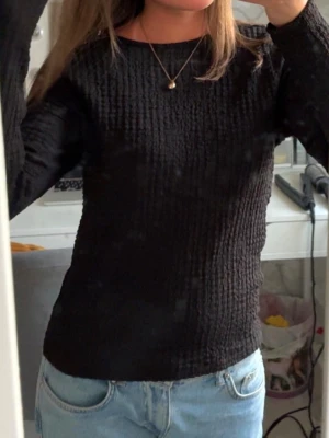 Tröja - Säljer en långärmad svart tröja från VERO MODA i strl. S🖤 Jättefin men får inte någon användning för den. Osäker om den fortfarande säljs på hemsidan, köptes för 2 år sedan. Jättefint skick, inga defekter!