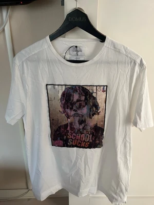 Limitato t-shirt  - Limitato t-shirt. Storlek XL men sitter mer som en large i storleken