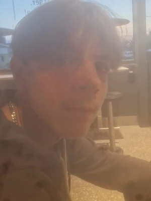 Mörkgrå Ellesse hoodie med logga - Säljer en mörkgrå hoodie från Ellesse med stor logga i vitt, orange och rött på bröstet. Tröjan har huva med vita snören och en klassisk känguruficka framtill. Perfekt för dig som gillar streetwear och vill ha en bekväm och snygg tröja. Mvh Oanvänd, tight, stor rumpa, och duktig på knä. Ba en bild