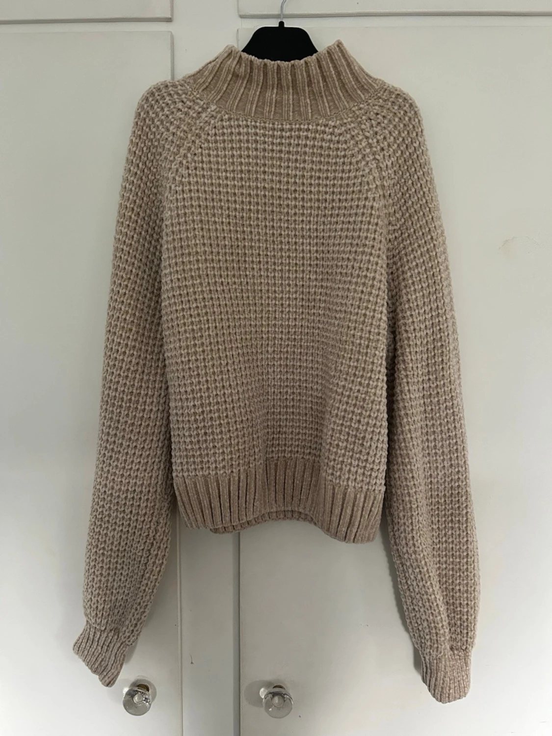Beige stickad tröja med polokrage