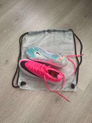 Nike Rosa Fotbollskor - Hej! Säljer ett par Nike Mercurial Vapor 17 rosa skor | Storlek 41 använda 5 gånger | Allt originalit tillkommer box, påse, kvitto | Ag skor |Hör av dig vid frågor 😀 