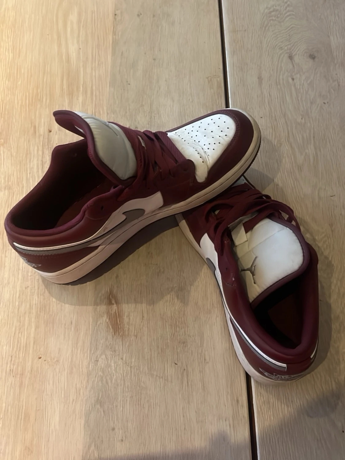 Vinröda och vita låga sneakers jordans  - 1