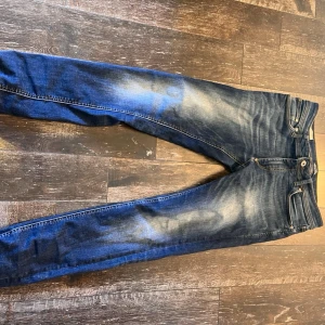 Slim fit jeans från Jack & Jones - Mörkblå slim fit jeans från Jack & Jones, modell Tim. Klassisk femficksdesign med snygga slitningar och kontrastsömmar. Jeansen har en smal passform och är tillverkade i ett stretchigt denimtyg för extra komfort. Skriv om ni har några frågor. Pris kan diskuteras.
