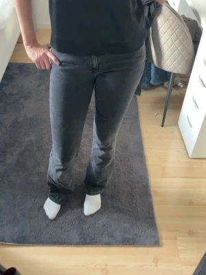 Svarta jeans - Säljer ett par svarta jeans i storlek XS från Lager 157. En liten vit fläck på baksidan av jeansen på en av fickorna men syns knappt, annars helt rena!