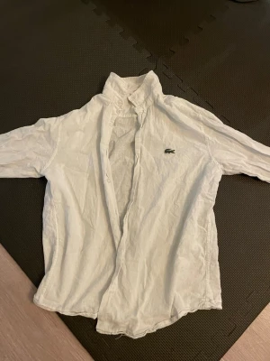 Lacoste skjorta  - Passar bra till sommaren fint skick strlk S