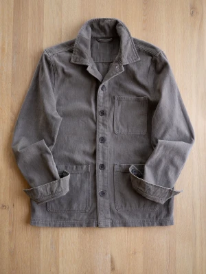 Brown Chore Jacket, size M - Stilren grå overshirt med tre framfickor och knäppning framtill. Tillverkad i ett kraftigare bomullstyg som ger en avslappnad men ändå snygg look. Perfekt att bära öppen eller stängd över en t-shirt. Klassisk krage och raka ärmar.