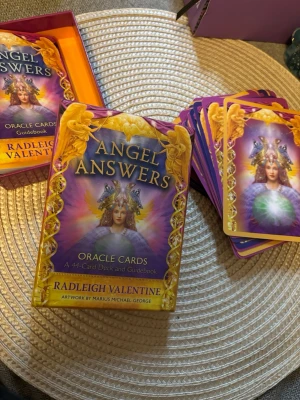 Angel answers oracle deck  - I mycket bra skick, guidebook medföljer självklart. Varan finns på andra ställen också då jag vill få sålt så fort som möjligt. + Äkta kort, Ny pris i affär: 227kr  (skickas samma dag eller dagen därpå, vid frågor tveka inte att höra av er ❤️) 