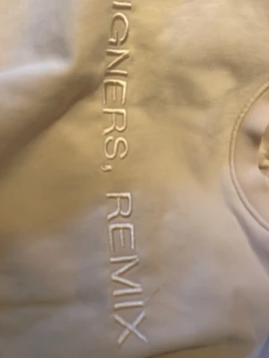 Beige sweatshirt Designers Remix - Säljer en beige sweatshirt från Designers Remix med broderad text på framsidan. Tröjan har rund halsringning och långa ärmar. Perfekt för en chill och stilren look. Materialet känns mjukt och skönt mot huden.