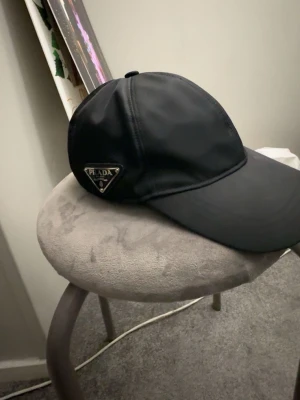 Prada keps - En rirkigt fet keps (en av dom snyggaste på marknaden om inte den snyggaste).säljer pga ingen användning av den längre. 