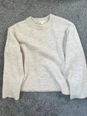 Beige stickad tröja  - Mysig beige stickad tröja från Gina Tricot i storlek 170 men passar även S. Använd några gånger men ser fortfarande ut som ny. Säljer för att den inte kommer till användning💕 Nypris 399kr 