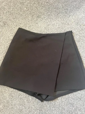 Shortskjol  - Säljer en shortskjol, shorts bak och kjol fram. Jätte jätte snygg. Säljer för att jag råkade köpa i fel storlek. Använd max en gång så helt nytt skick💕 