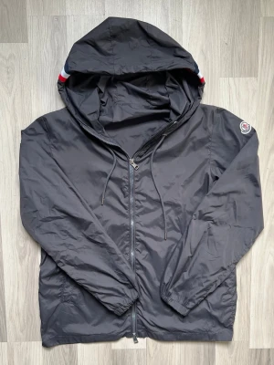 Mörkgrå Moncler Vindjacka/Windbreaker  (Storlek 2 / M)  - Säljer en stilren och klassisk Moncler vindjacka, perfekt som lättare jacka till våren, sommaren och hösten  Märke: Moncler Storlek: Moncler storlek 2 (motsvarar Medium) Färg: Mörkgrå  Skick: Mycket fint och välvårdat skick 