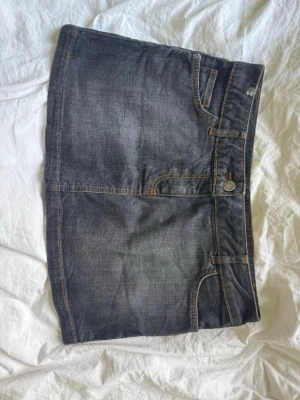 Vintage jeanskjol  - Minska tvärsöver: 40.  Längd: 33 cm