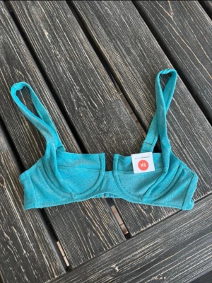 Bikini topp - Blå glittrig bikini topp från bikbok, ny med prislappar i storlek xs!
