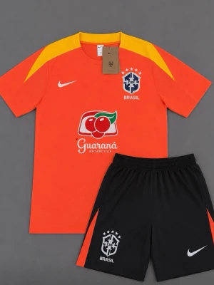 Brasilien fotbollströja och shorts - En träningsset från Brasiliens landslag i unik färg, perfekt för sommaren. Storlek M/S. Hör av er vid intresse, pris går att diskutera.