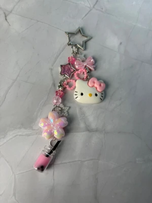 HELLO KITTY//PINK BOBA - keychain - ⭐️SANRIO keychain ⭐️ ✨🤍 FREEBIES (godis & random stickers) ingår i alla beställningar över 70kr 🤍