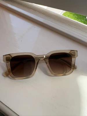 Chimi solglasögon 04 - Säljer mina beige chimi solglasögon i modellen 04 som knappt har använts