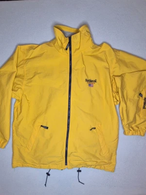 vindjacka retro  - Snygg och Skön windbreaker Jacka med hög krage. Jackan har två fickor + en ficka på armen. Muddar vid ärmslut och justerbar nedtill. Märke: Northbrook  Mjukt tyg som håller värme på insidan, prassel i armarna.   Alla attiraljer fungerar fint, inga fläckar. 👍  Ca. Mått: 71cm Lång 60cm armar 57 över bröst.                                                 Kolla in fler annonser hos mig för samfrakt och rabatter.📦🤝