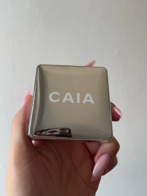 CAIA Soft Focus Powder Translucent - Snyggt kompaktpuder från CAIA i färgen Translucent. Kommer i en stilren, fyrkantig silverfärgad dosa med spegelblank finish. Perfekt för att fixera din foundation och ge en mjuk, matt look. Enkel att ta med i väskan för touch-ups under dagen. Testad max 3 gånger. Kostar 395 kr ny.