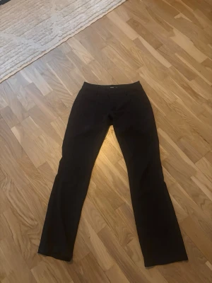 Svarta kostymbyxor från BikBok - Snygga svarta kostymbyxor från BikBok 