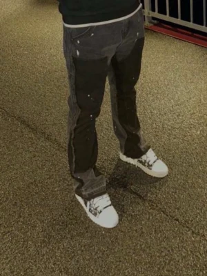 Hesntls jeans - Säljer dessa snygga och i princip helt nya flared jeans från HESNTLS, kvitto finns digitalt, jeansen är i storlek 36, ny pris på dessa var 73£/980kr speciell påse till jeans tillkommer , pris kan diskuteras!! Tveka inte att skriva!!