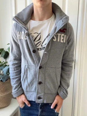 Hollister overshirt / cardigan  - Hollister overshirt / cardigan, Inga defekter! Modellen i bilderna är 180 cm 75 kg och bär Storlek M , Kom med frågor! 🌟 (Kan gå ned i pris vid köp av paket 😉) 