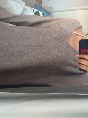 Beige stickad tröja med rund hals - Mysig beige stickad tröja med rund halsringning och långa ärmar. Köptes i ullared  