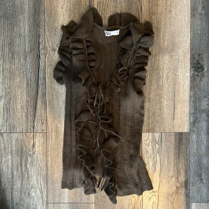 zara topp - grön volangtopp från zara, knappt använd så rkt bra skick💚