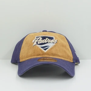 New Era Padres Curved Adjustable Cap - Den här varan kommer auktioneras ut på Sneakershyllan x Plick Live den Torsdagen 16 juli kl 19. Ny justerbar keps från New Era med Padres-motiv. Mörkblå/ljusbrun mocka front med broderad logotyp