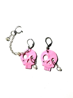 Rosa döskalleörhängen med pärldetaljer - Unika handgjorda örhängen med rosa döskallehängen gjorda av lera. Ena örhänget har extra kedja med en tillhängande earcuff. 