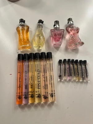 Parfym mix - Säljer dessa 17 parfymer i olika storlekar. Flaskorna är 15 ml. Roll on parfymerna är 10 ml och dem små är 2ml. Dom är från en julkalendern därav vet jag inte vad alla olika har för specifika dofter men det är en blandning och söta, kryddiga dofter. Se det som en kul mystery parfym paket. Alla är oanvända.