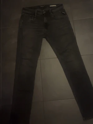Replay anbass svarta  - Snygga svarta replay slim fit jeans som har stretchigt material. Klassisk femficksmodell och normalhög midja. Perfekta till en avslappnad look. Det är i storleken 28/30