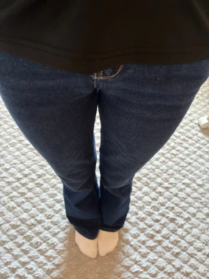 Mörkblå bootcut jeans från Levi’s - Säljer ett par mörkblå bootcut, Jeansen har en snygg tvätt och är i ett mjukt och bekvämt jeans material. Aldrig använda bara testade.