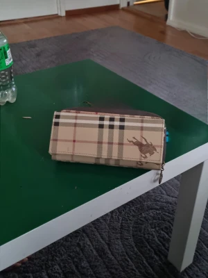 Burberry plåbbok - Snygg beige och brun rutig plånbok 