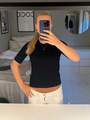 Mörkblå t-shirt  - Säljer min mörklblåa t-shirt från lager 157. Jätte skön andvänd två gånger skriv för frågor eller pris❣️❣️